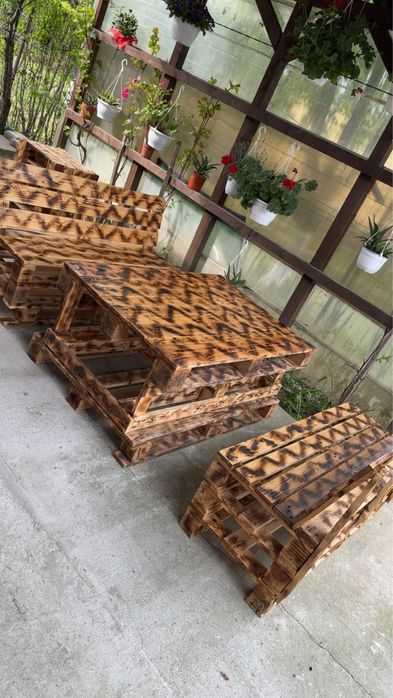 Set mobilier din paleți – masă + doua banci (model rustic, ars decorativ)