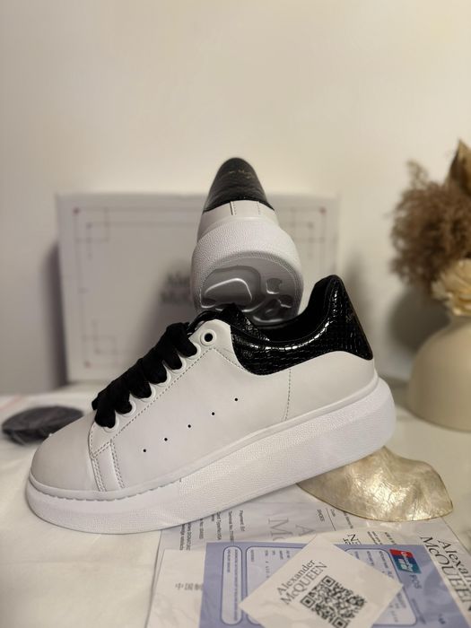 Adidasi Alexander M C Q U E E N Piele Neagra