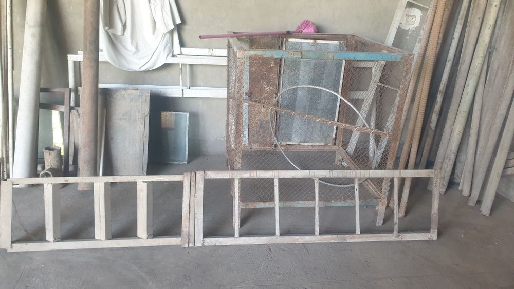 Трубалар, швеллер, арматуралар сотилади.