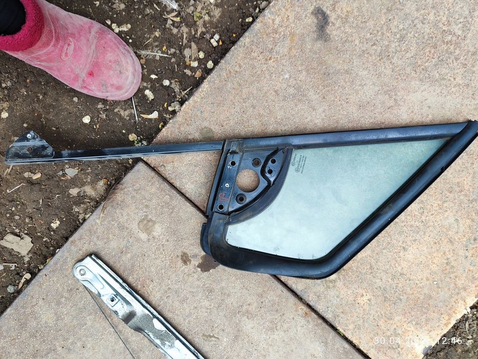 Продам стекло Пежо Партнёр 2014год