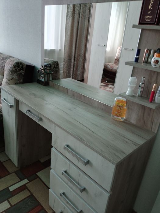 Туалетный стол с зеркалом.