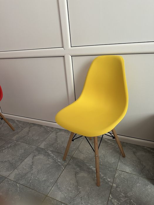 Разноцветные стулья