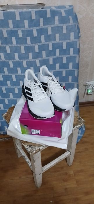 Продам спортивные кроссовки