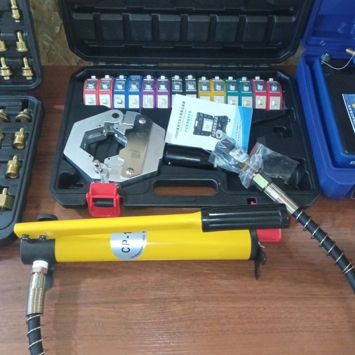 Пресс для обжима шлангов.