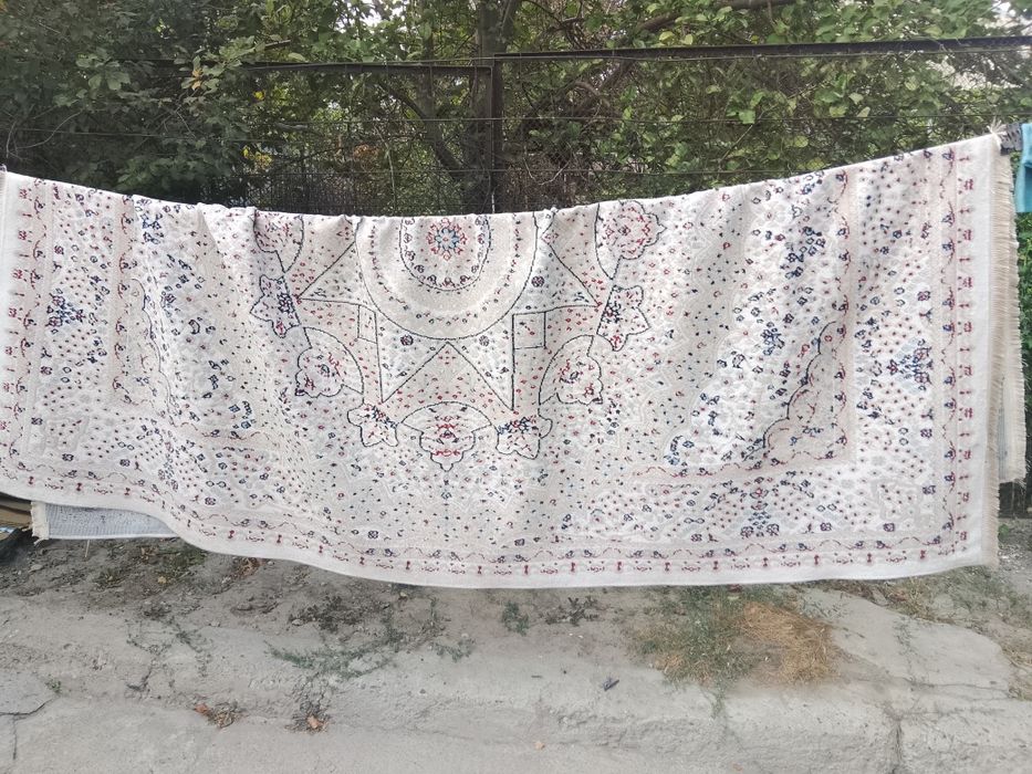 Продам ковры бу.  Два больших 20 тысяч и 15 тысяч. Маленький синий 10