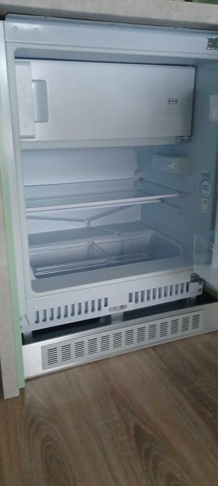 Хладилник Amica за вграждане НОВ НЕИЗПОЛЗВАН  111л, 81.8x59.6x55см