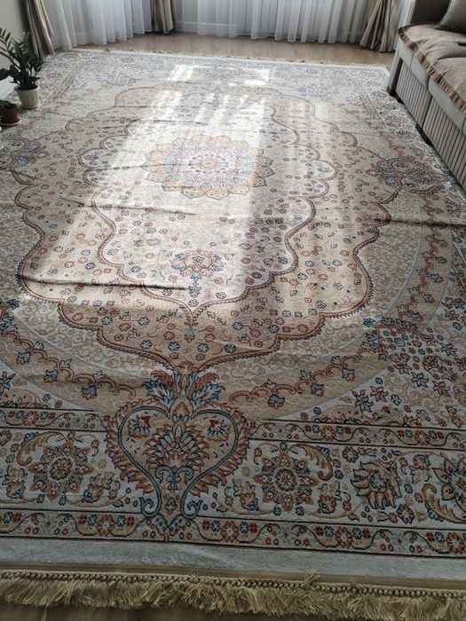 Продам б/у ковер. В отличном состоянии.