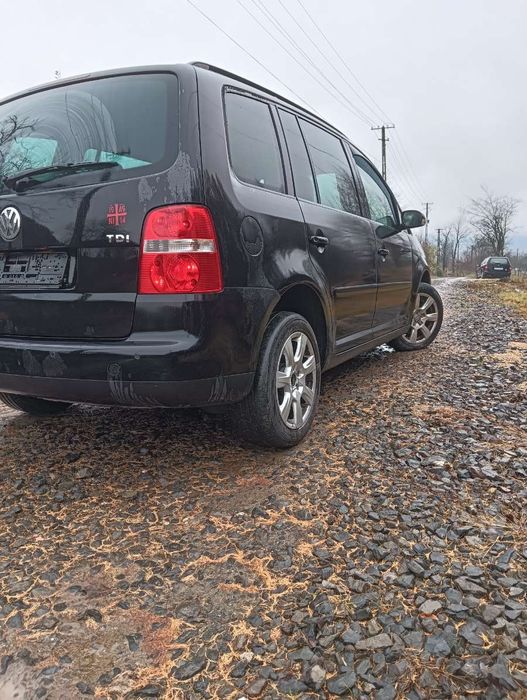 Vând Volkswagen Touran sau doar la schimb