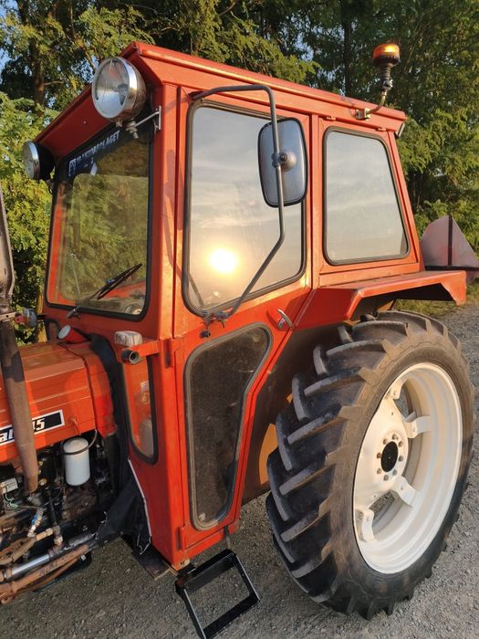 Tractor Universal 445 in stare foarte buna de funcționare
