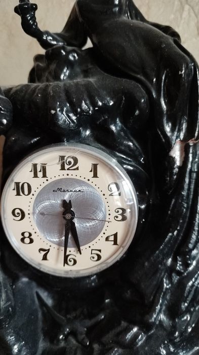 Продам антикварные часы времён СССР