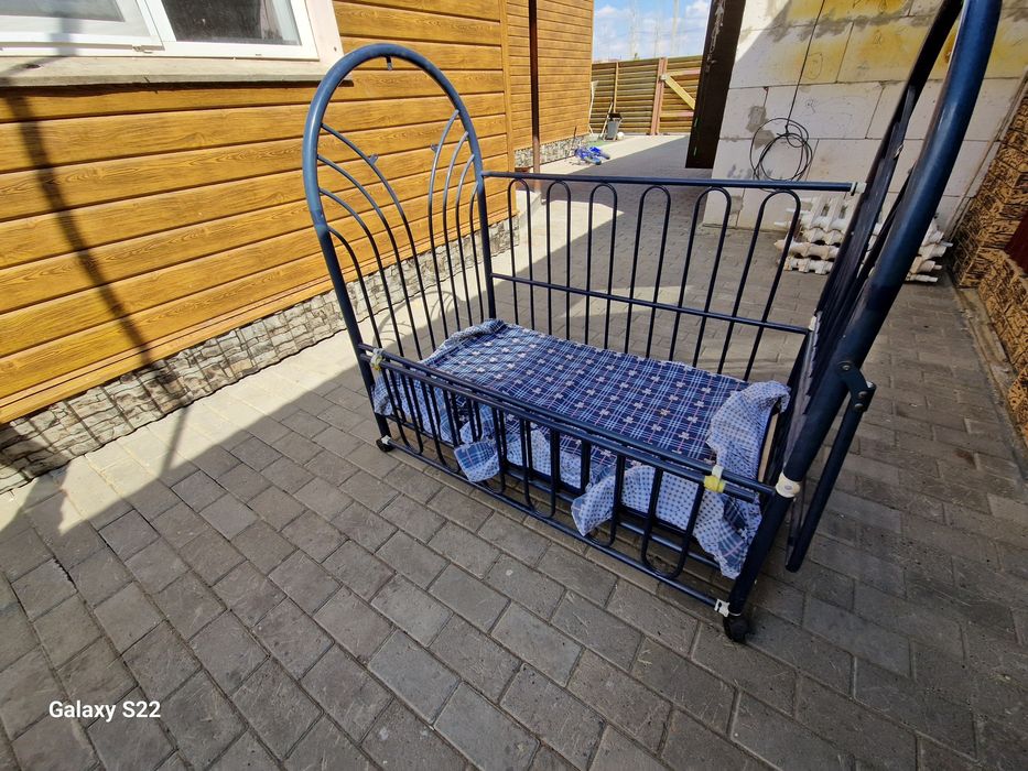 Продам детскую кровать с люлькой для младенцев.