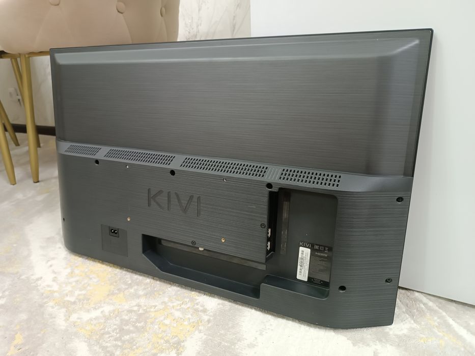 Телевизор КИВИ Smart Wi-fi с кронштейном.