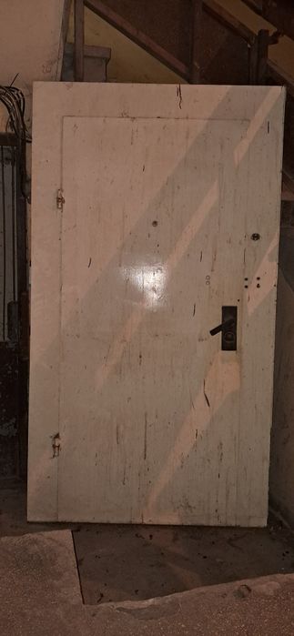 Метална врата усилена с каса