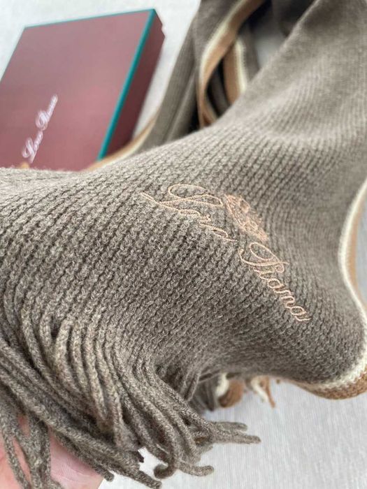 Шарф от бренда Loro piana