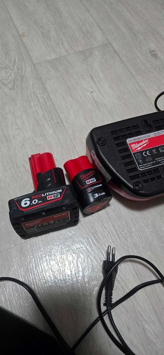 Milwaukee m12 батареи и зарядка