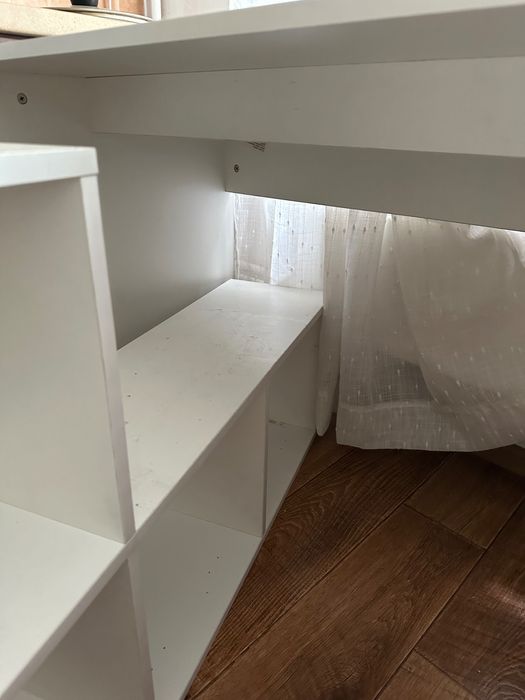 Стол с полками белого цвета