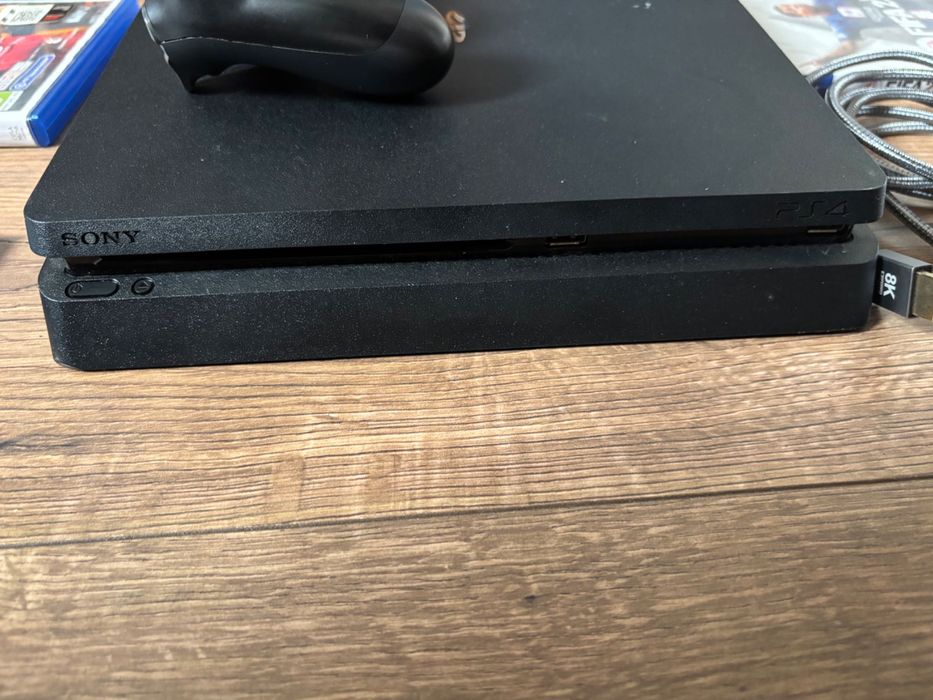Vând PS4 cu jocuri