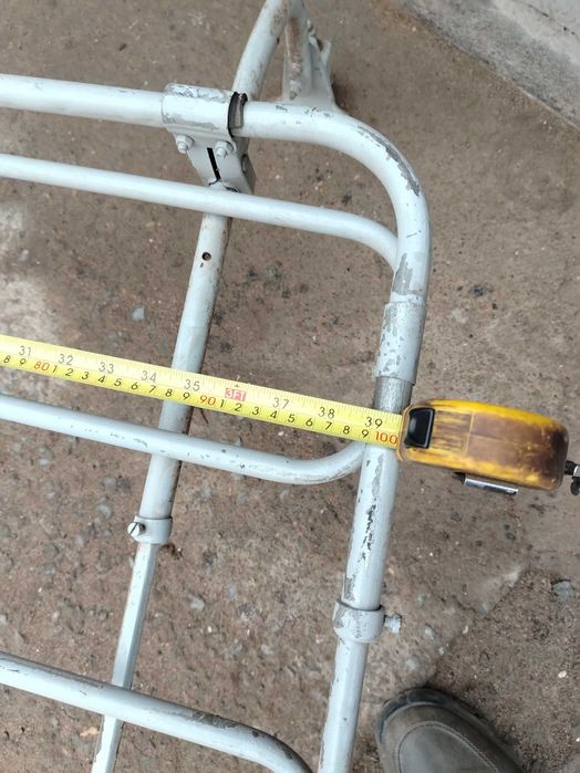 Автомобильный стальной багажник.