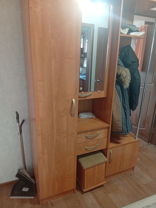 Продаю прихожий шкаф