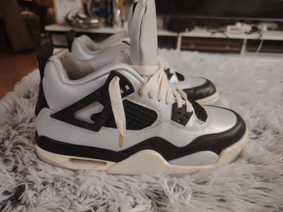 Jordan 4 Retro Platinum Gold