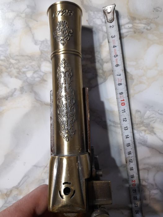 3 бр. Реплики на стари пищови и ретро лупа