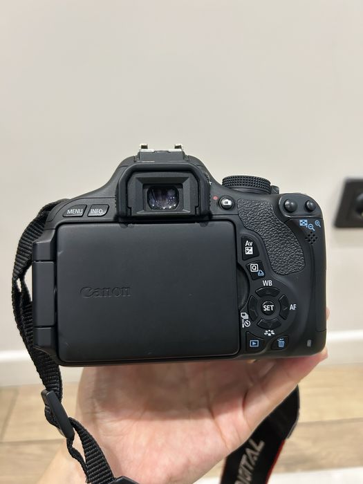 Продается Фотокамера Canon EOS 600D