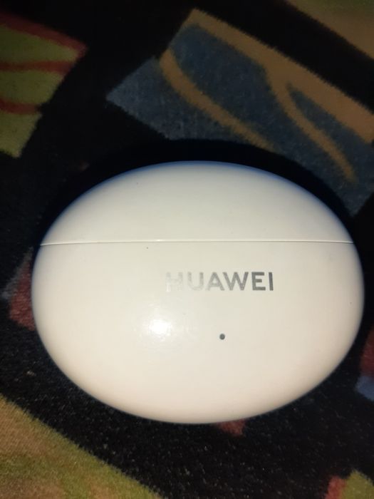 Наушники HUAWEI 6I почти новие заряд держит 16 часов