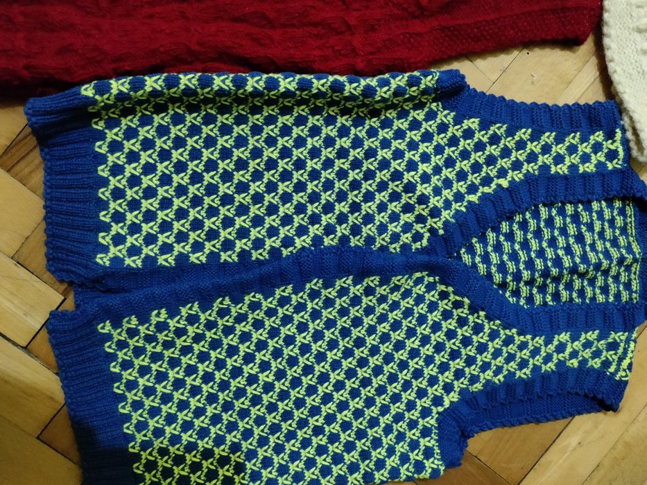 Вълнени елеци и други на една кука и два шиша