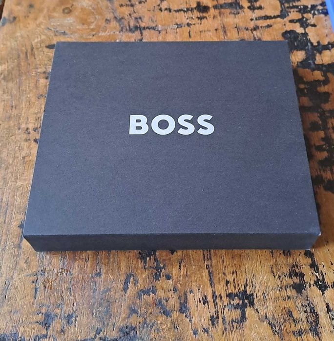 портфейл Hugo Boss БОС от естествена кожа, черен, тройно сгъваем, с капак и отделение за монети