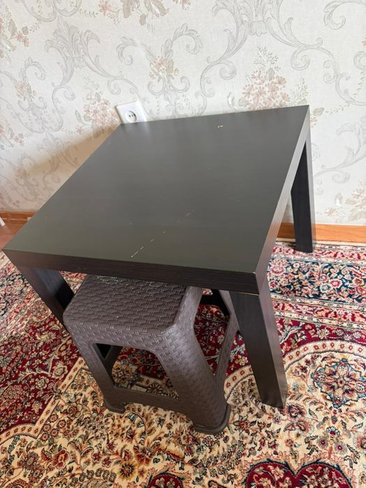 Продам столик(Икеа) и табуретку