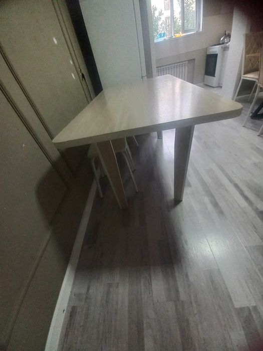 Обеденный стол для кухни