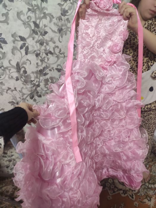 Продам бальные платья в отличном состоянии.