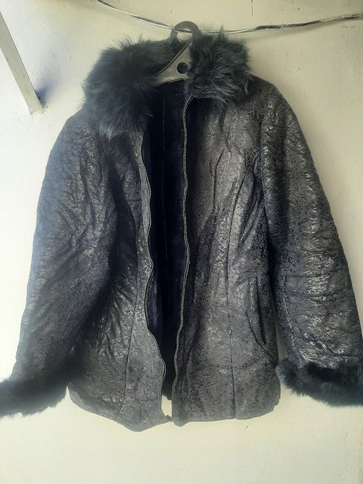 Продам куртки и обувь.