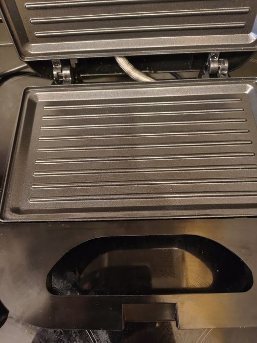 Продавам нов  уред за сандвичи  Black & Decker