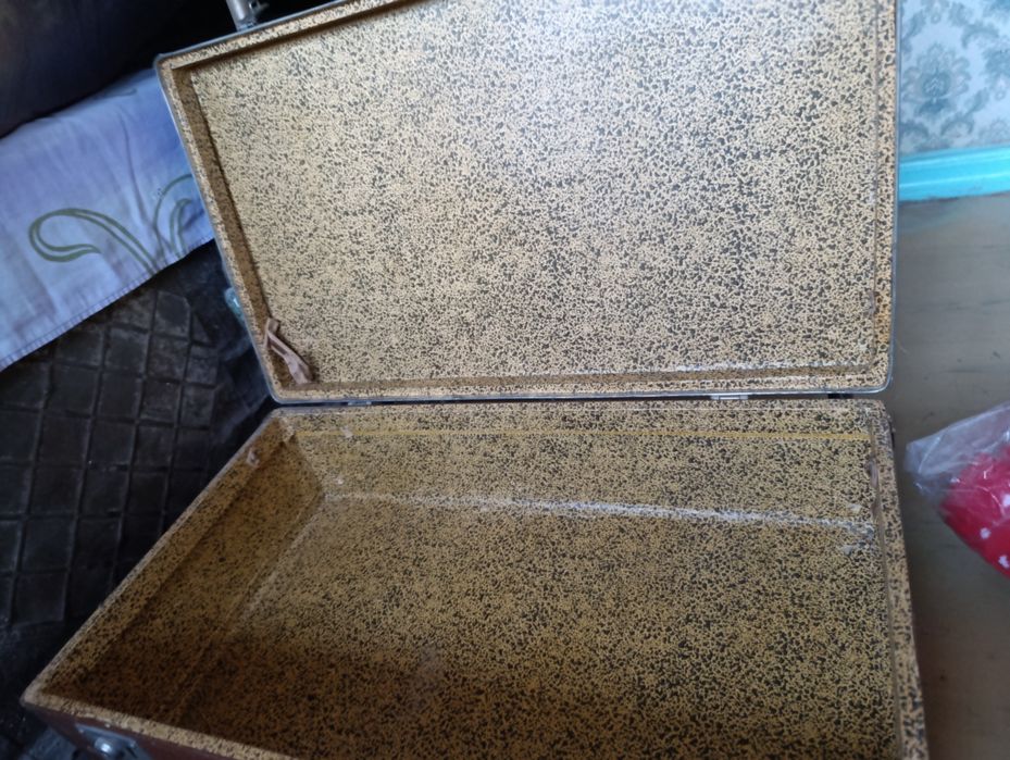 Продам два старинных больших чемодана
