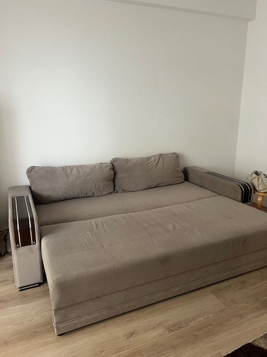Vând canapea în stare foarte bună
