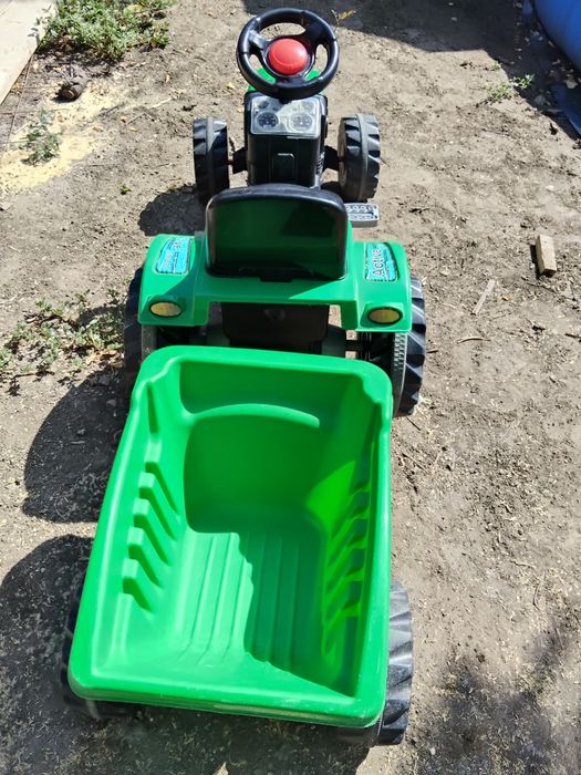 Tractor cu pedale pentru copii