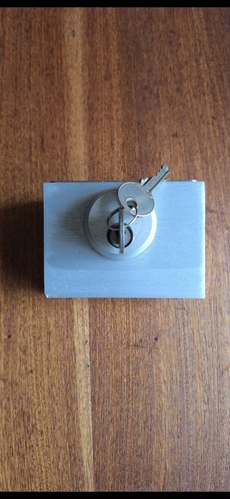 Брава за стъклена врата