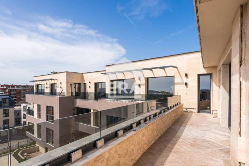 Многостаен пентхаус за продажба, с големи стаи и морска панорама, в но