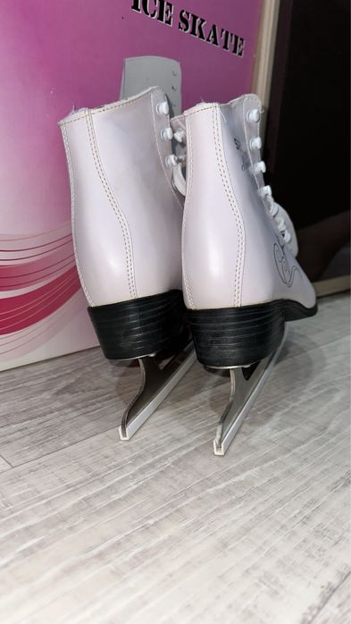 Продам коньки фигурные