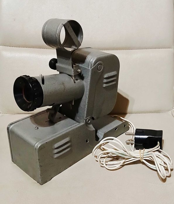 Прожекционен апарат с пет филмчета