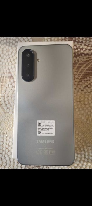 Samsung a17 sotiladi rangi oq
