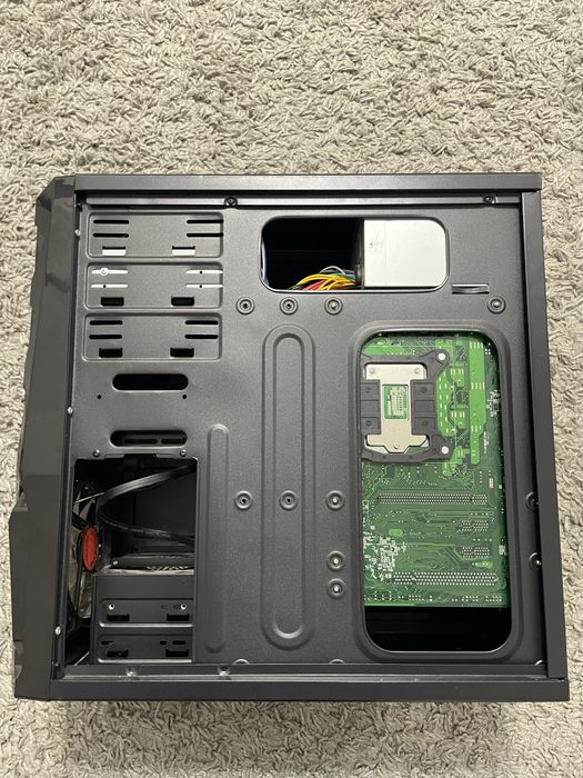 Vand PC Gaiming. (Cadou BOXE gaiming cu lumini RGB) 500 lei.