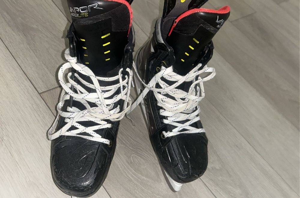 Хоккейный профессиональный коньки bauer hyperlite 1