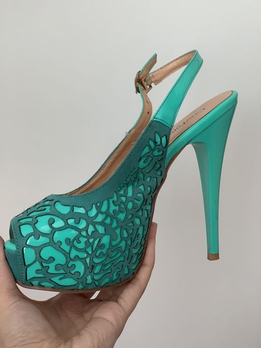 Женские босоножки