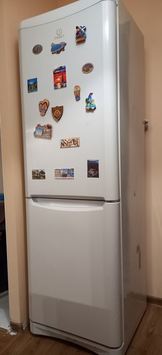 Vând combina Indesit.Stare bună 400 ron negociabil.