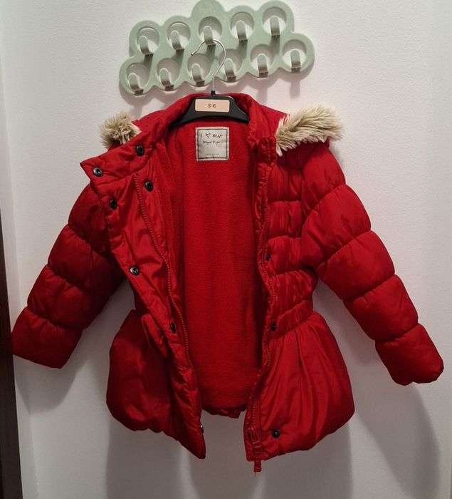 Geacă roșie cu fundițe 3-4 ani