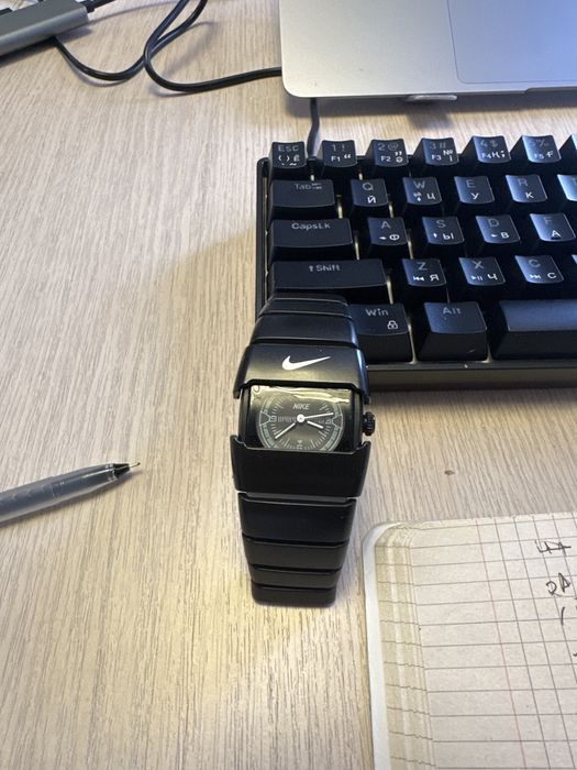 Часы най черный белый