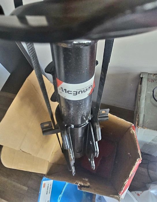 Продавам предни амортисьори