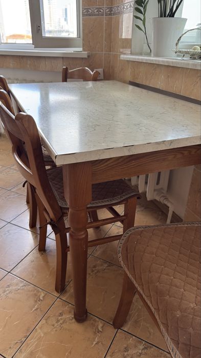 Продам кухонный стол со стульями